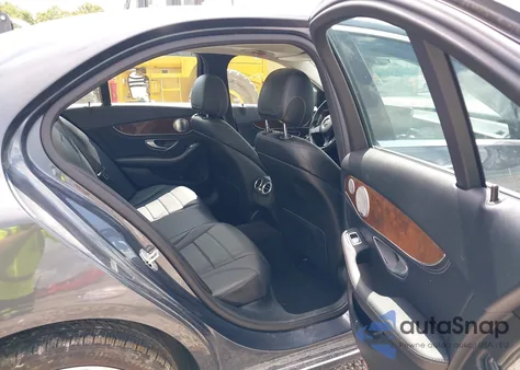 2015 Mercedes-Benz C 300 4Matic z USA, uszkodzony, nr VIN 55SWF4KB4FU030464